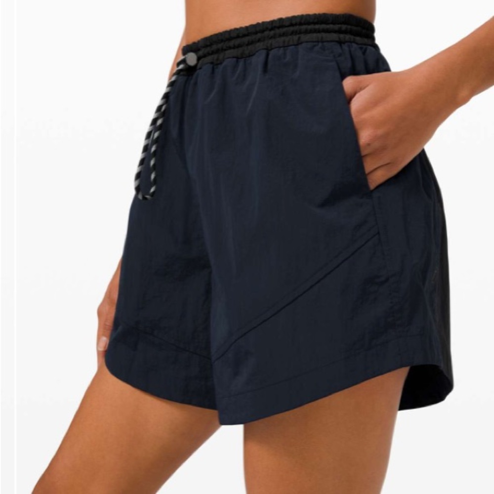 Lululemon Evergreen Short
True Navy / Black